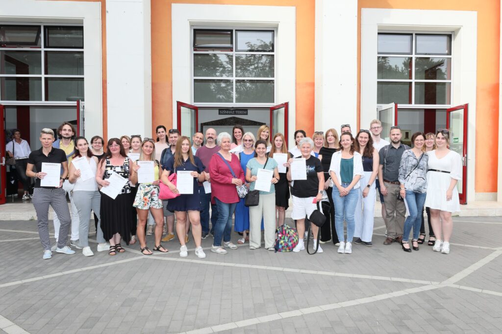 A Fotósiskola 2024.06.14-én lezajlott fotókiállítás megnyitója.