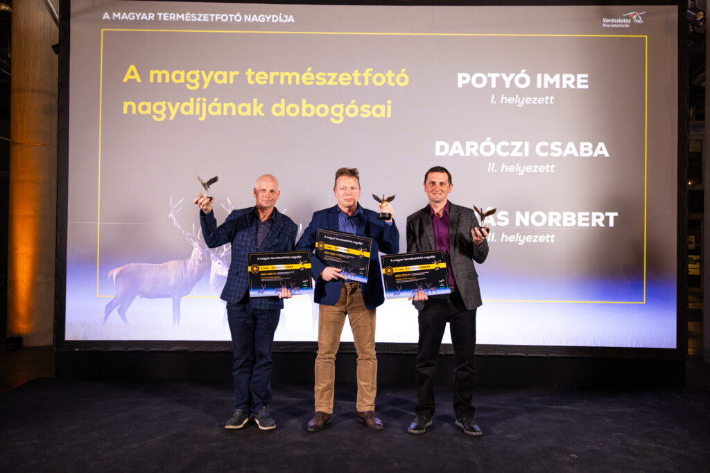 Varázslatos Magyarország díjátadó és kiállításmegnyitó ünnepsége 2025-ben. Melyen a Fotósiskola több tanítványa is sikeresen szerepelt. Kaszás Norbert régi tanítványunk a dobogó 3. fokára állhatott föl.