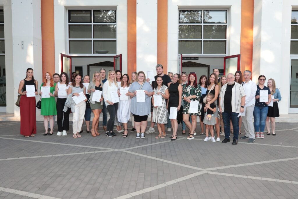 A Fotó Art Fotósiskola, fotótanfolyamán végzett diákok fotókiállítás megnyitója