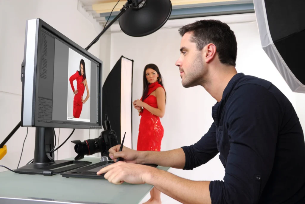 Fotósiskola - Hogyan segít a fotósoknak a mesterséges intelligencia az AI? Férfi fotóstúdióban utómunkát végez a számítógépen.