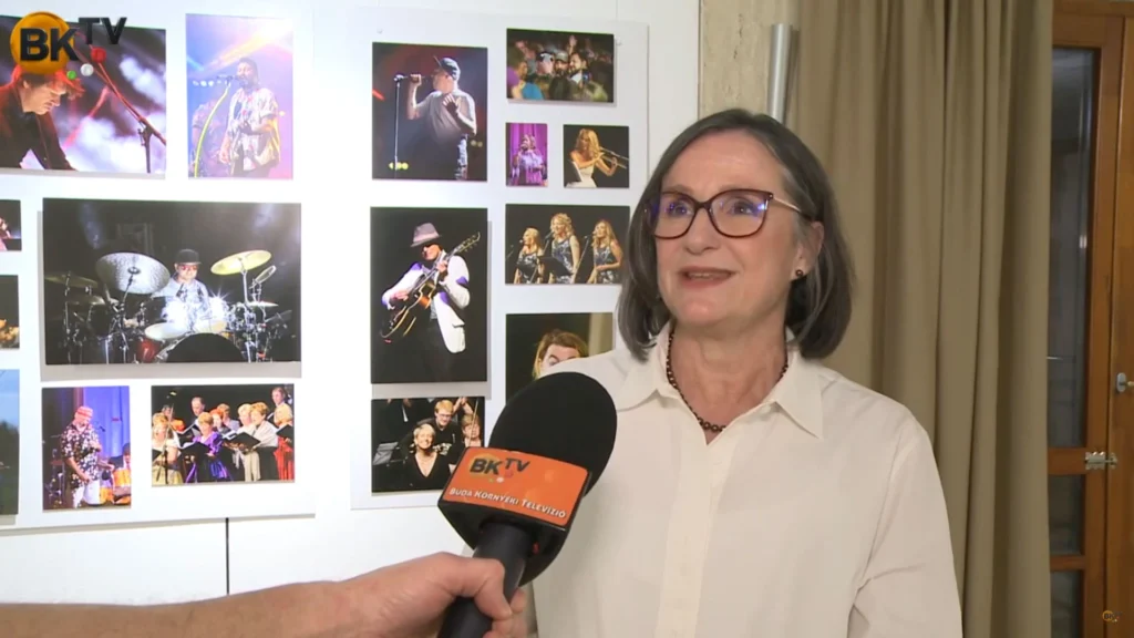 Fotósiskolánk tanítványa, Nyíri Erzsébet fotókiállítás megnyitója a Munkácsy Mihály művelődési házban Törökbálinton. A kiállítás címe: "A Ház Színpadán"